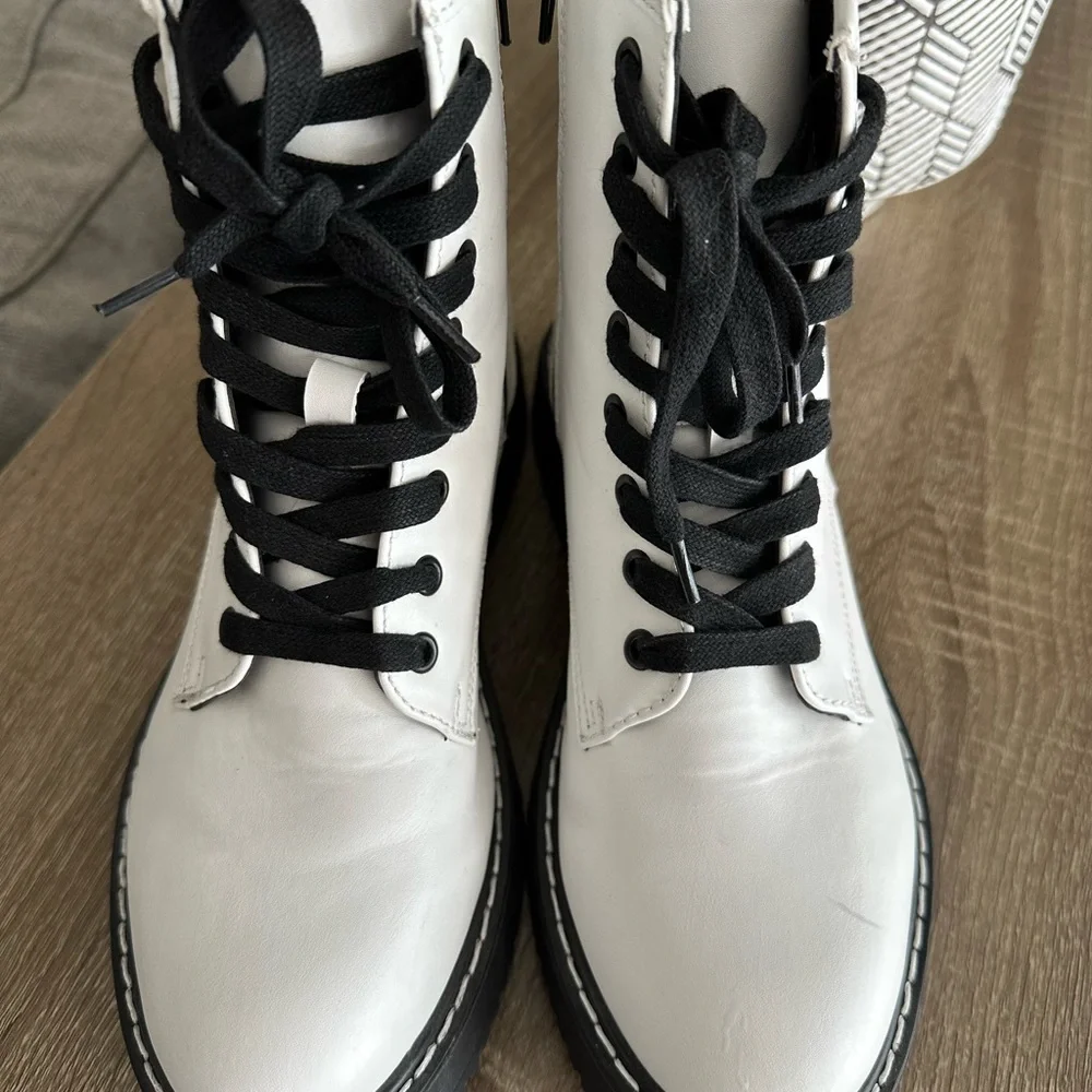 BETTYY WHITE/BLACK Boots - Picture 2 of 6